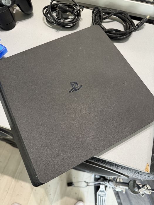 Konsola Playstation 4 Slim CUH-2116B + 2 pady + ładowarka do padów + 3 gry + okablowanie