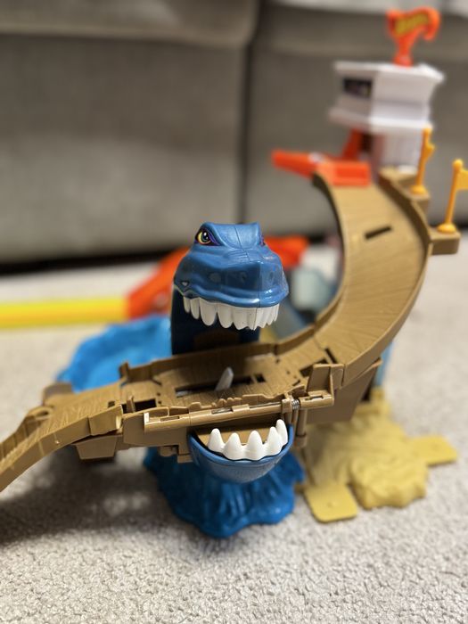 Трек Hot Wheels "Охота на акулу"