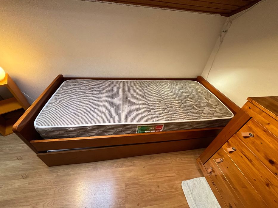 Cama de solteiro com cama por baixo com colchões