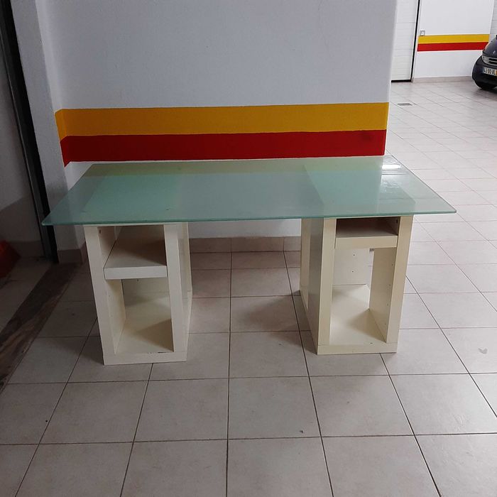 Vendo Secretaria IKEA com 2 módulos de madeira e tampo de Vidro.