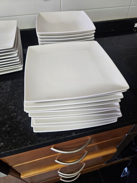 Conjunto de pratos de jantar, sobremesa e sopa