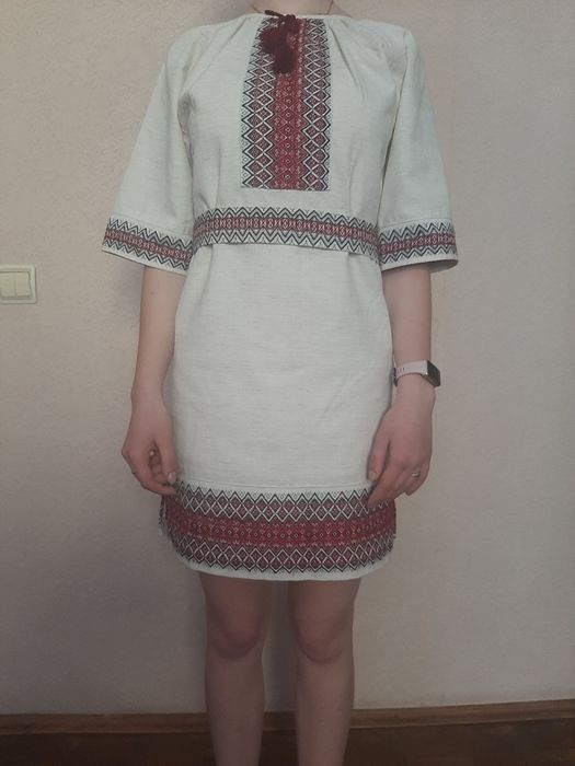 Вишита суконка..