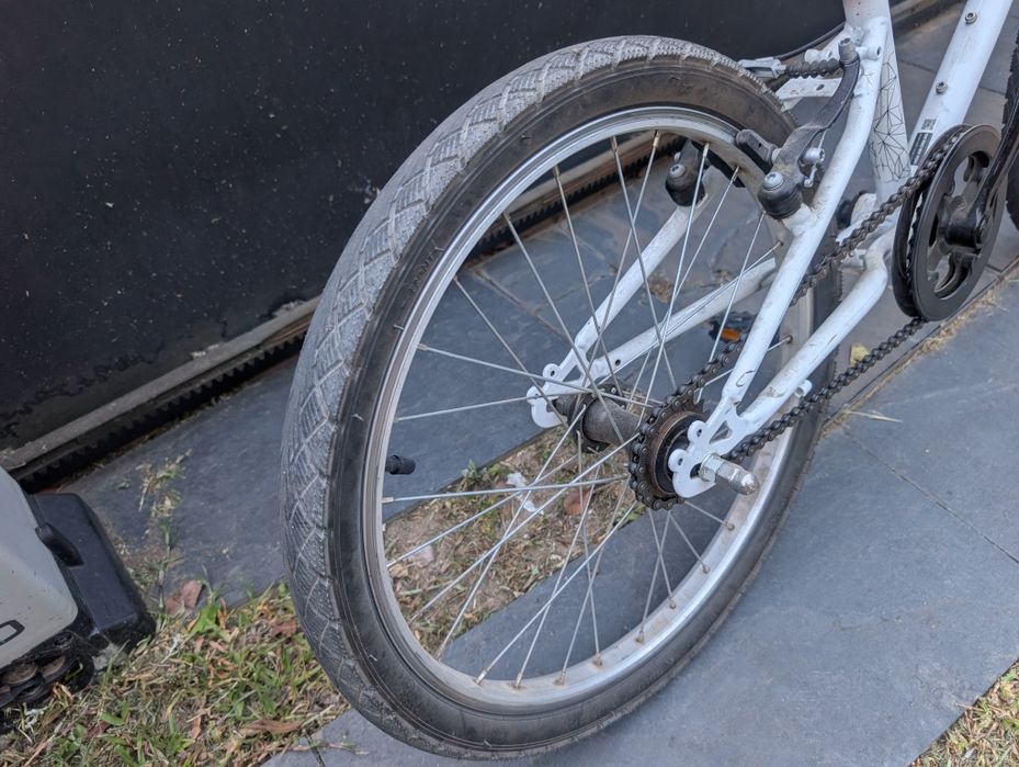 Bicicleta criança roda 20
Cor branca
Em boas condições.
Pronta a circular.