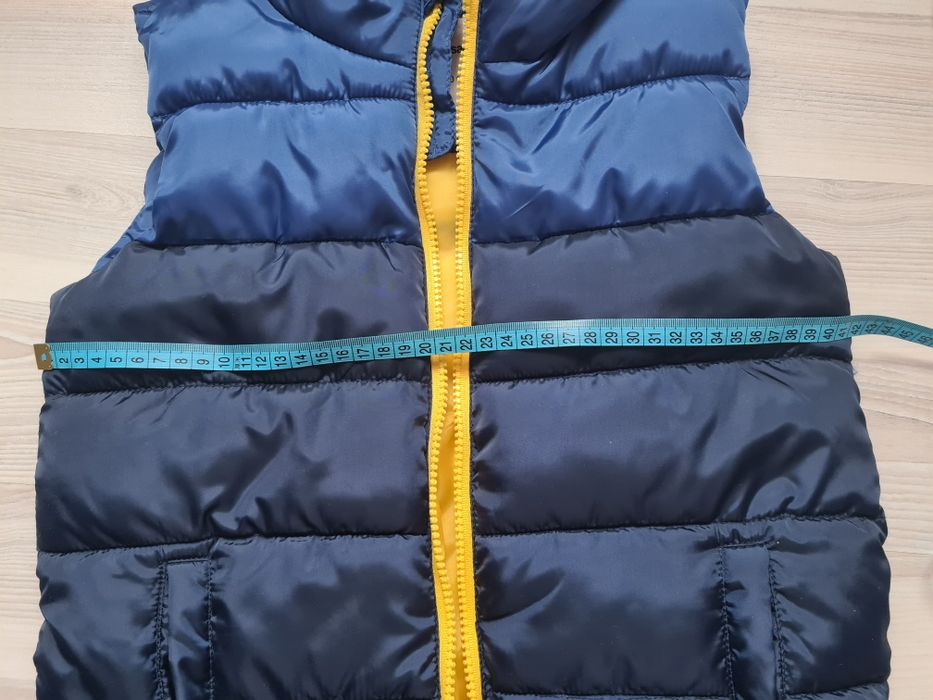 Стеганий жилет з капюшоном