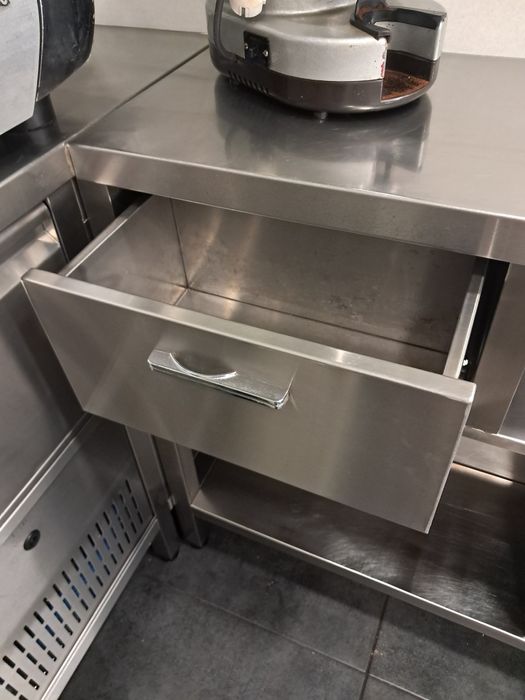 Bancada de apoio simples com gaveta