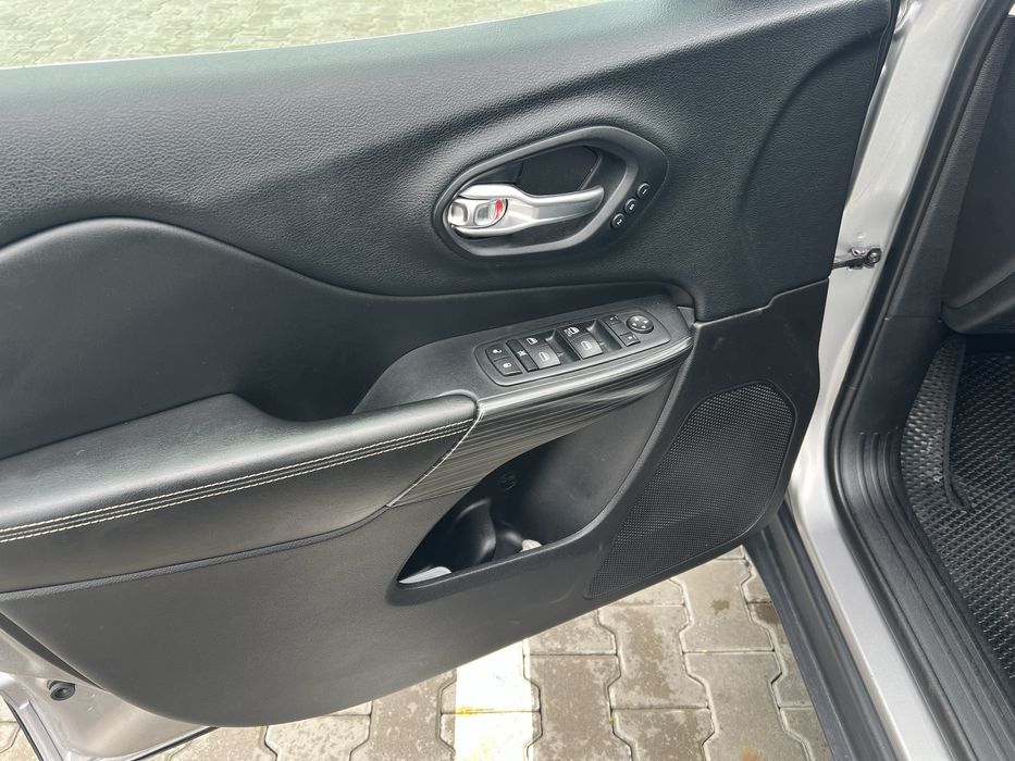 Джип Чероки 2015, 2.4 газ бензин