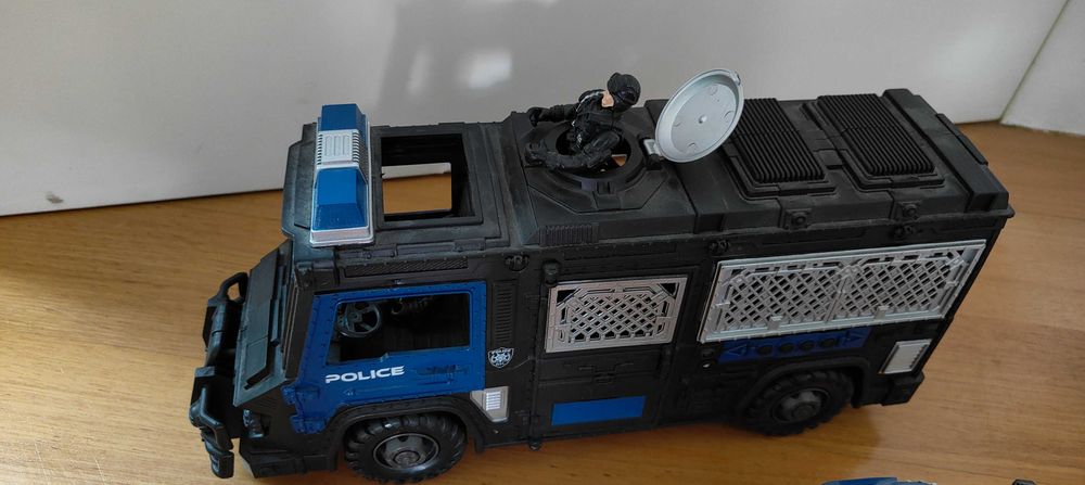 Camião da polícia com helicóptero