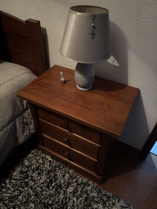 Cama e mesinhas de cabeceira