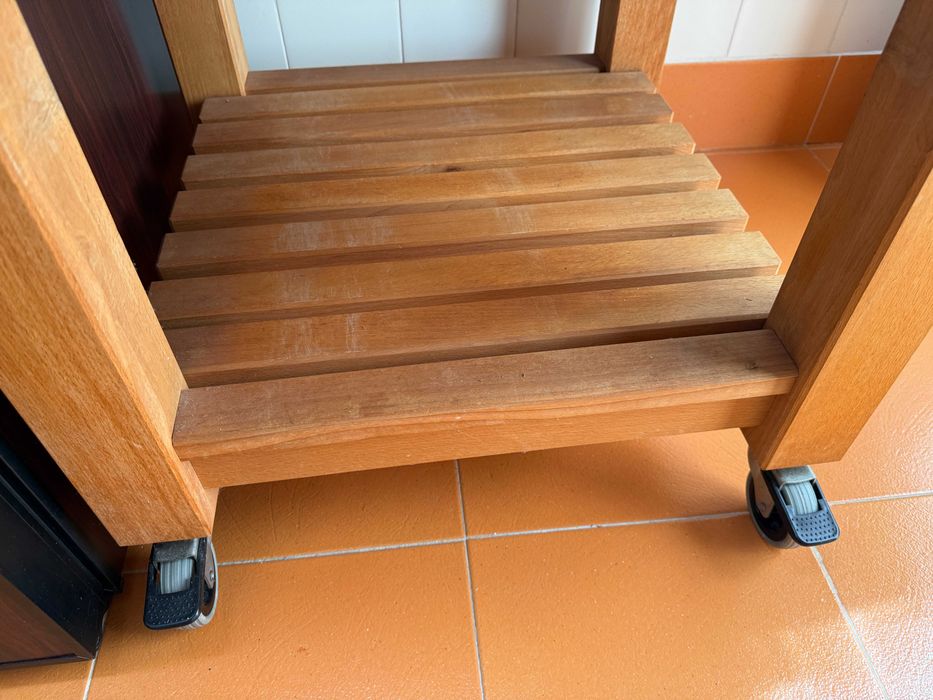 Mesa de apoio em madeira com rodas e cestos