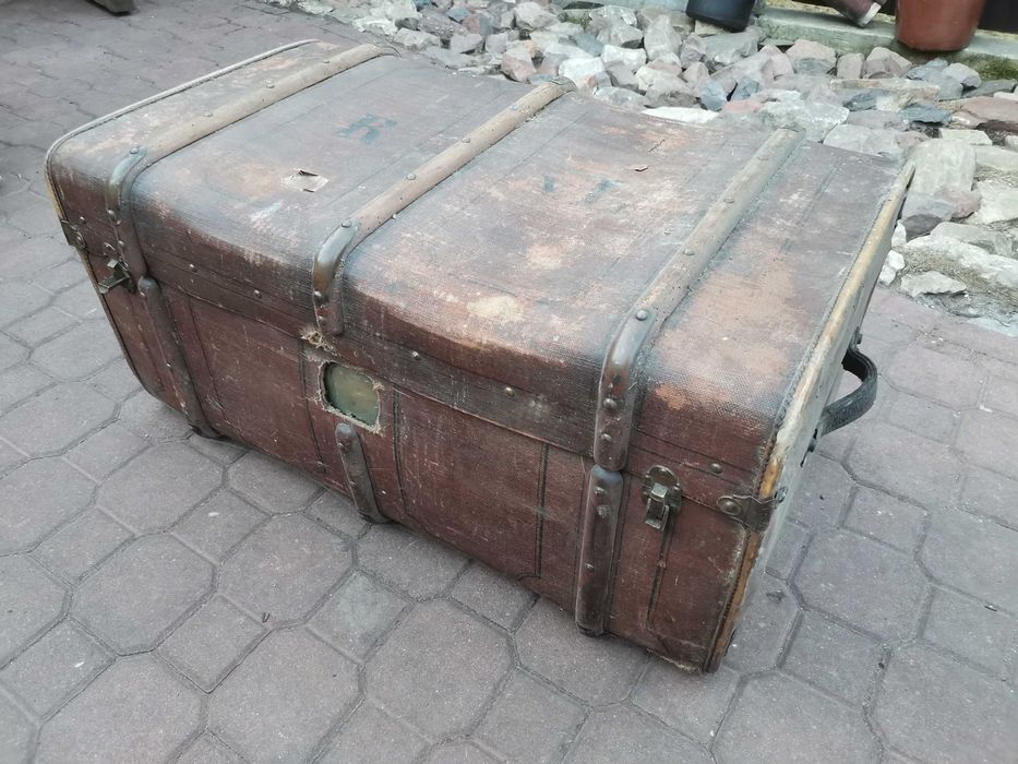 Stary duży kufer sygnowany