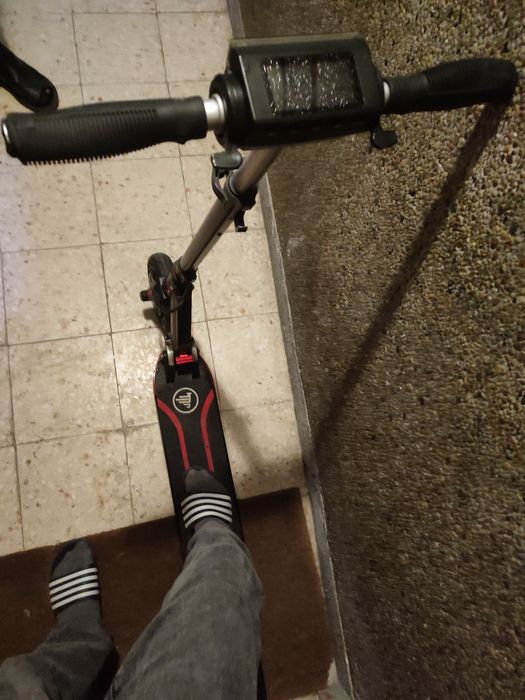 Trotinete Elétrica (AVARIADA (Não Liga) - Vendo para Peças)