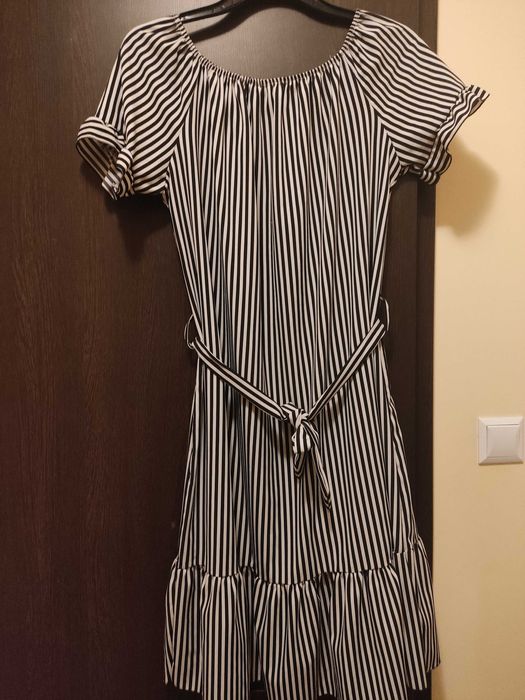 Sukienka czarno-białe paski