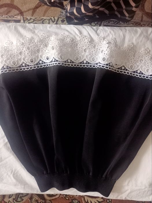 Юбка чёрная на резинке для девочки с белым кружевом