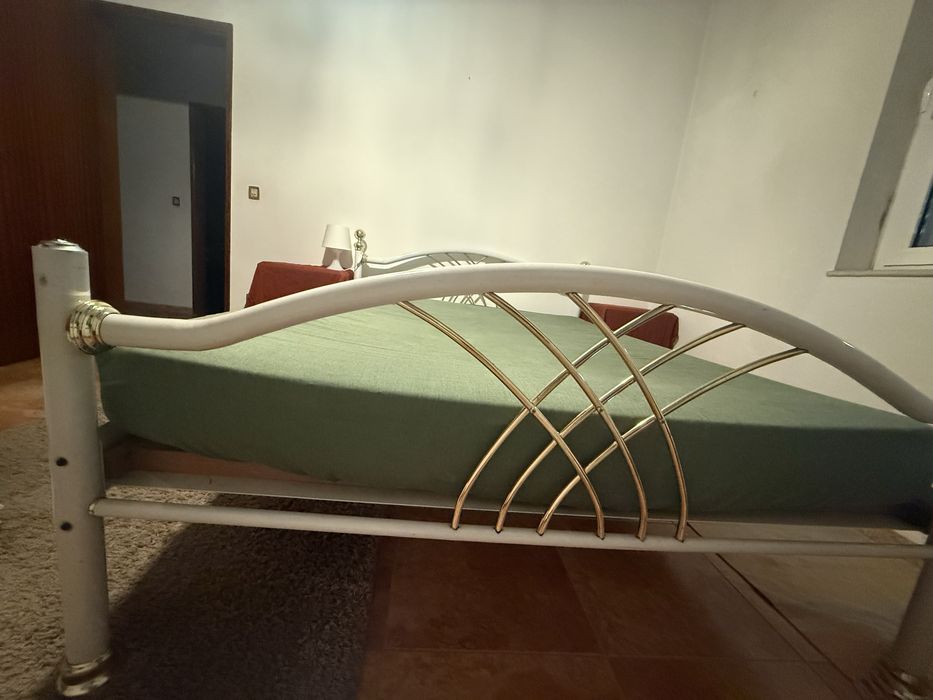 Estrutura de Cama em Metal Clássica (2m x 1.60m)