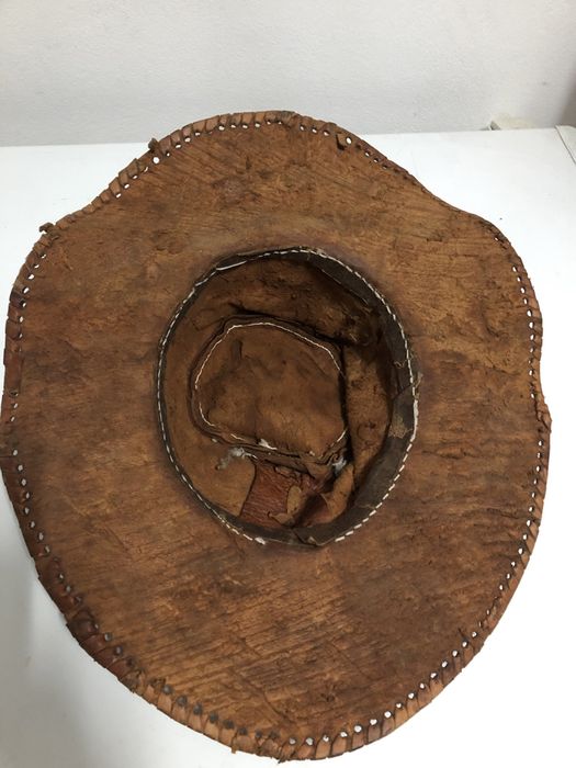 Chapéu antigo em couro