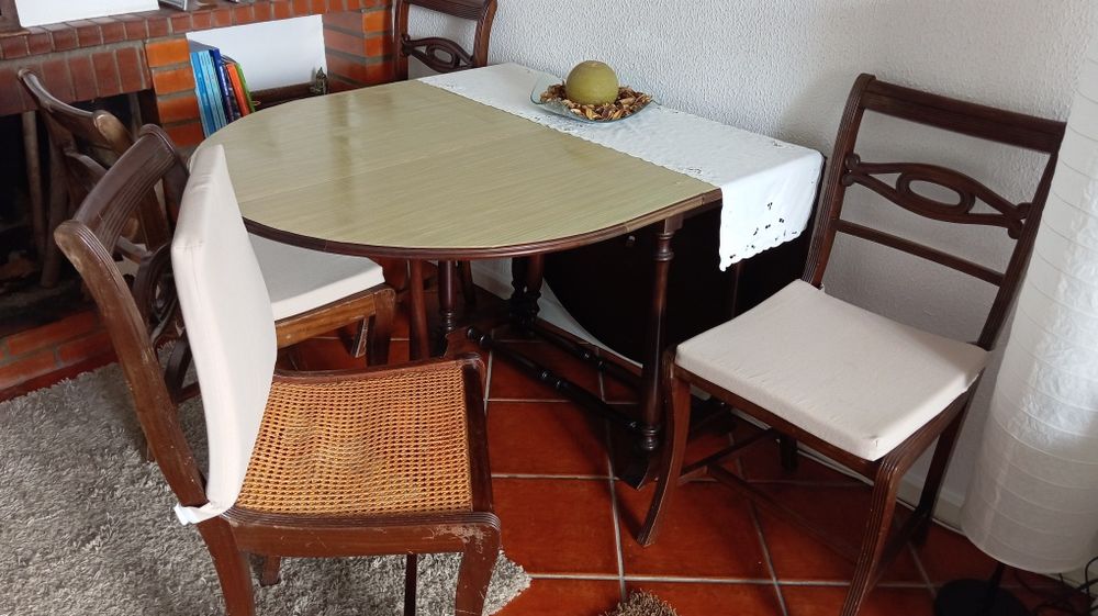 Conjunto de mesa e cadeiras