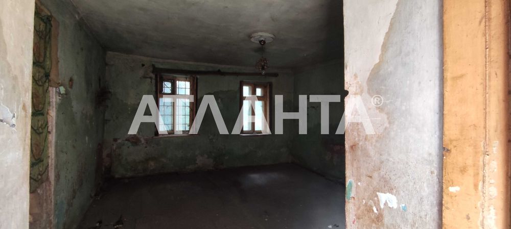 Пропонується на продаж квартира на землі під реконструкцію.