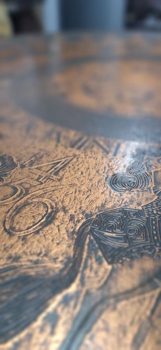 Stół okrągły na 1 nodze dębowej, miedziowane aplikacje blatu