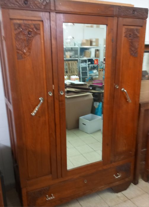 Mobilia antiga de castanho.