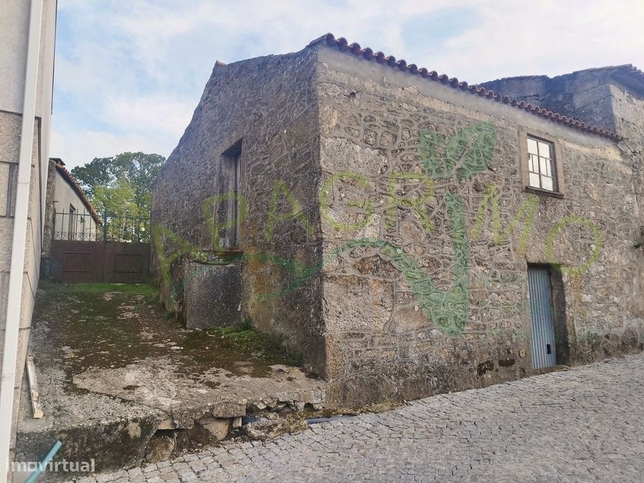 Moradia para reconstrução no centro de Penedono