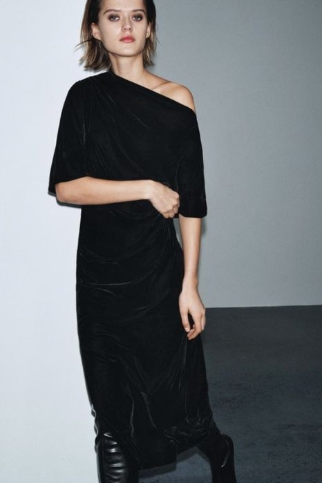 Aksamitna czarna asymetryczna sukienka midi Zara XS S