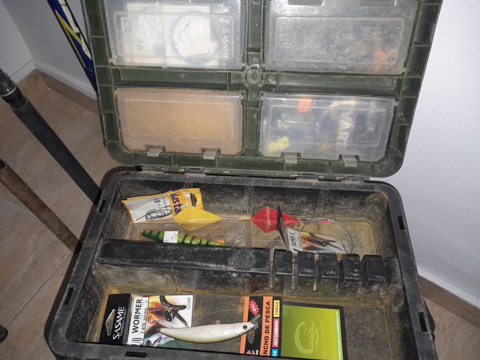 Canas de pesca usadas e bom estado