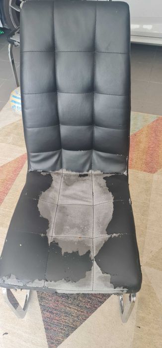 Cadeiras pretas como estão