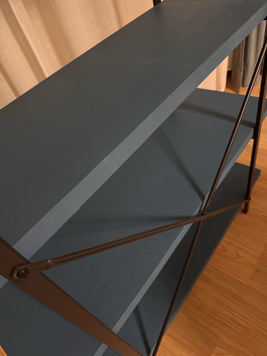 Estante preto e azul petróleo