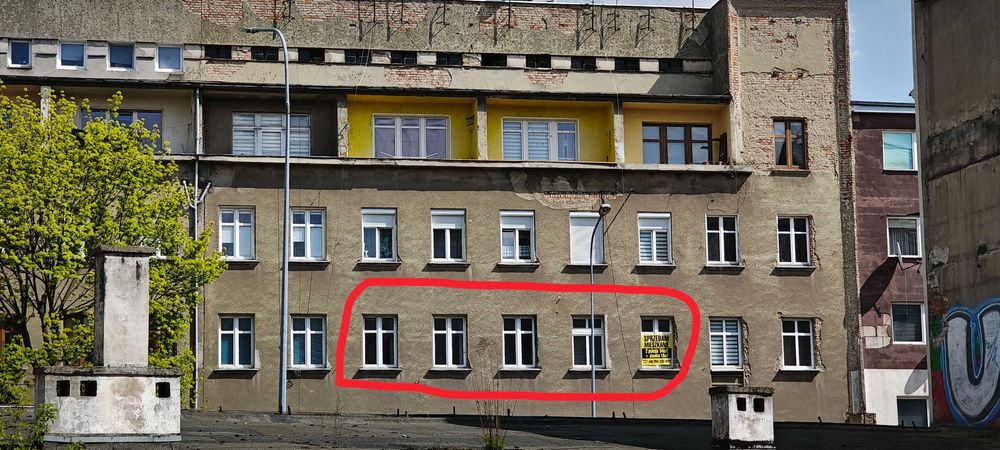 Sprzedam mieszkanie do remontu w centrum Legnicy: 2 pokoje, kuchnia ze spiżarką, łazienka (piwnica 12m2)