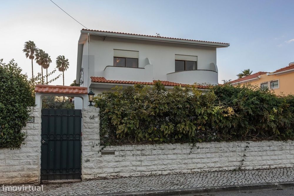 Birre Premium (King's College): Moradia T4 em Lote de 540m2 com Total