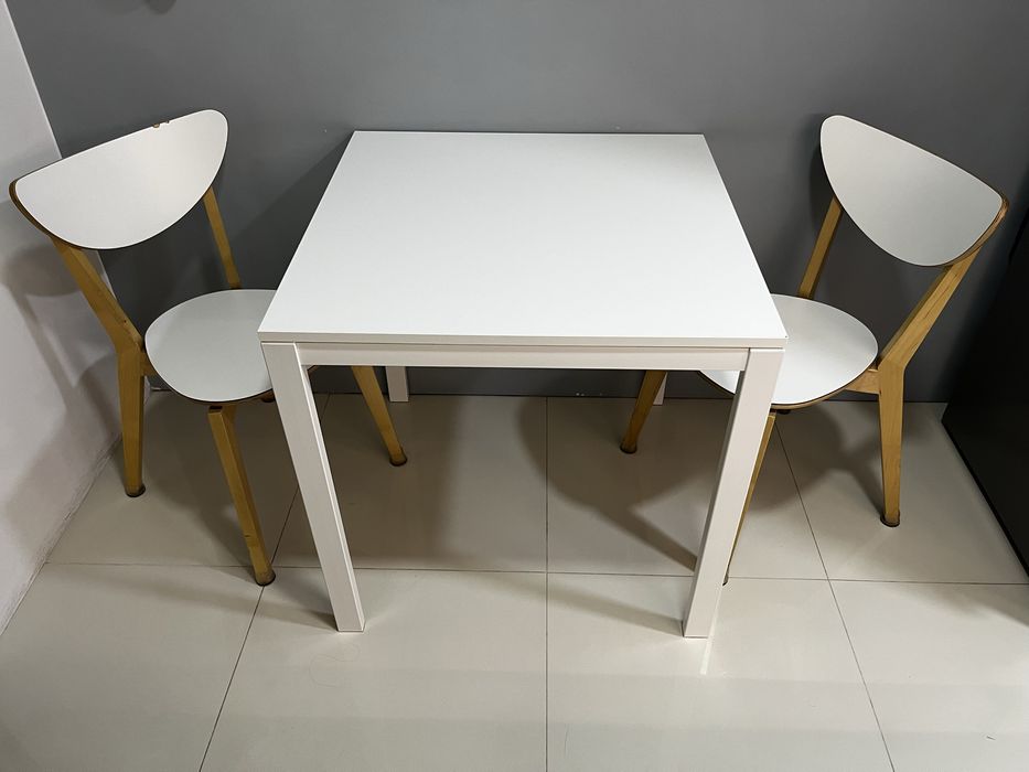 Mesa e duas cadeiras