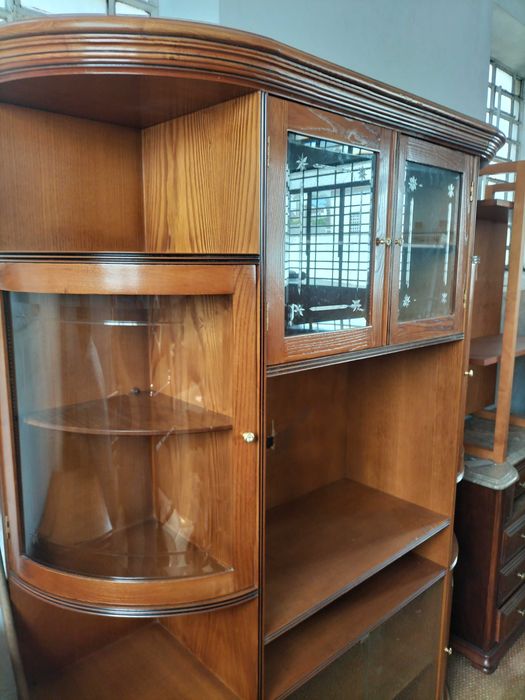 Estante em castanho para sala