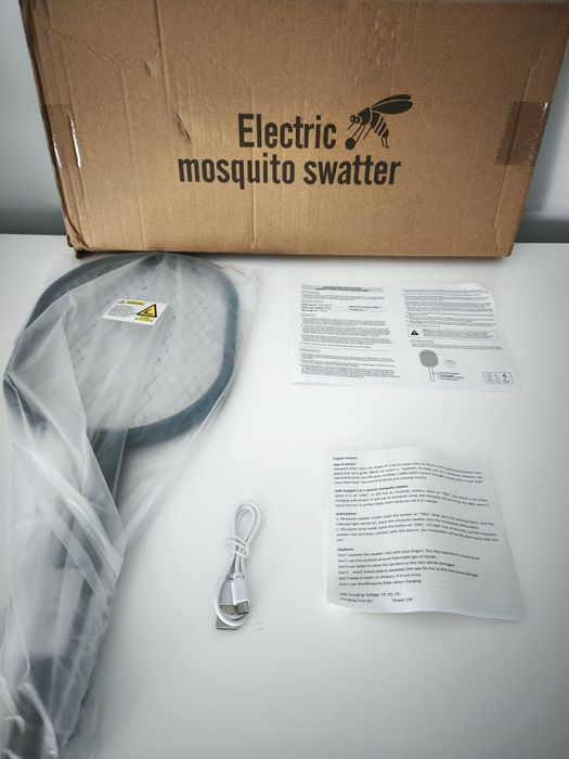 Raquete elétrica mata mosquitos
