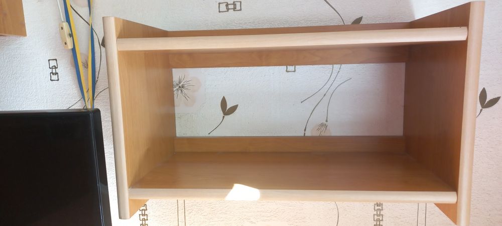 Книжные полки и декоративная