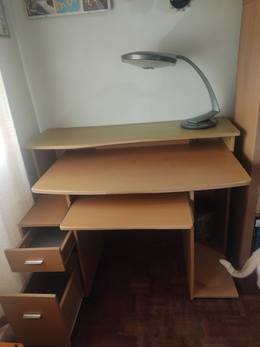 Secretária de quarto