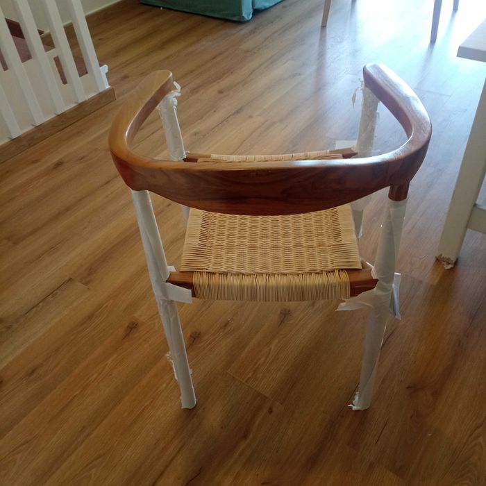 Cadeiras novas ainda embaladas