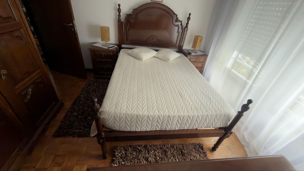 Quarto de Casal Completo em Madeira Maciça – Excelente Estado