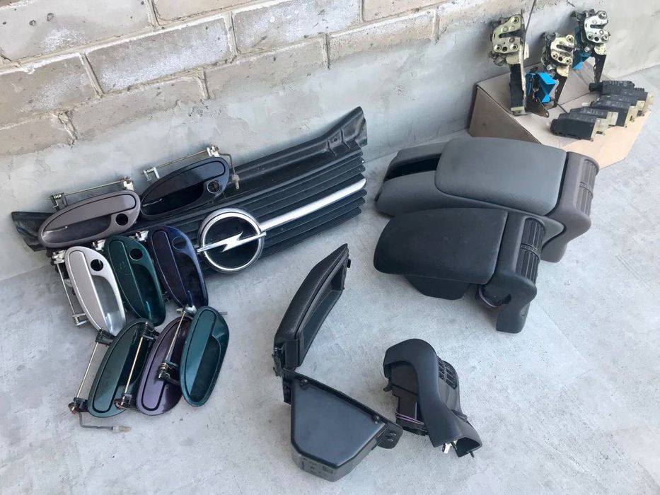 Дефлекторы. Замок дверной. Крышка подлокотника.Opel Omega B.