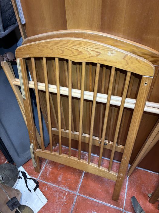 Berço madeira, tb tenho colchão. Faltam parafusos.