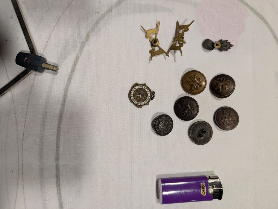 Pins, e botões militares muito antigos