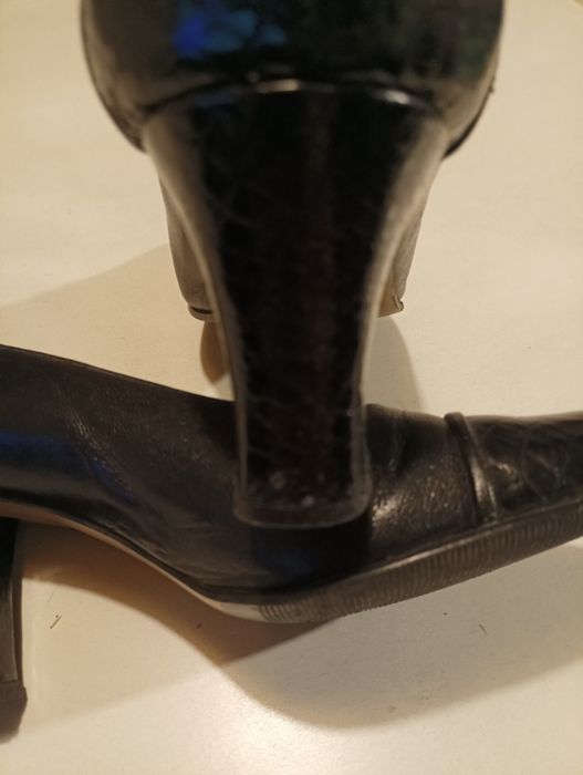Sapatos de pele em preto,com feitio de pele de cobra á frente e no salto,de marca, sapataria Gabite, tamanho 40