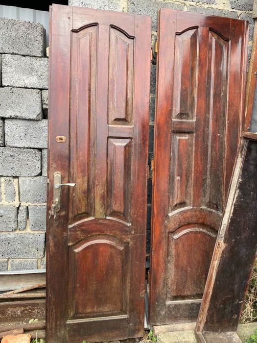 Двері вхідні соснові і хорошому стані