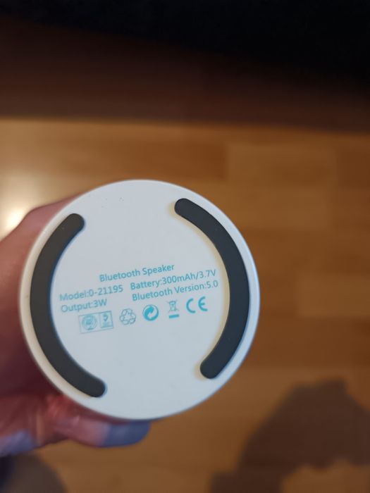 Coluna pequena  Bluetooth portátil Cristian Lay cor branca