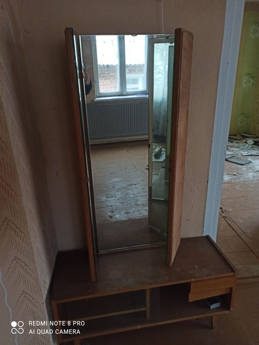 Toaletka z lustrem i szufladkami