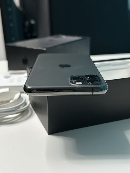 IPhone 11 Pro • 64GB • 83% • Słuchawki Na kablu • Kabel