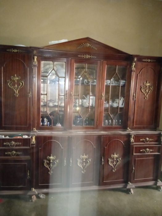 Móvel de sala com leões - tipo louceiro - negociável