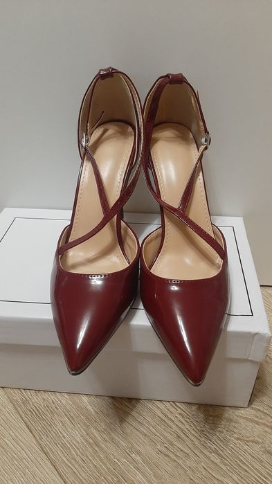 Жіночі бордові туфлі з закритим носком і п'яткою