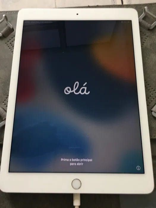 iPad Air 2 da marca Apple com a bateria inchada