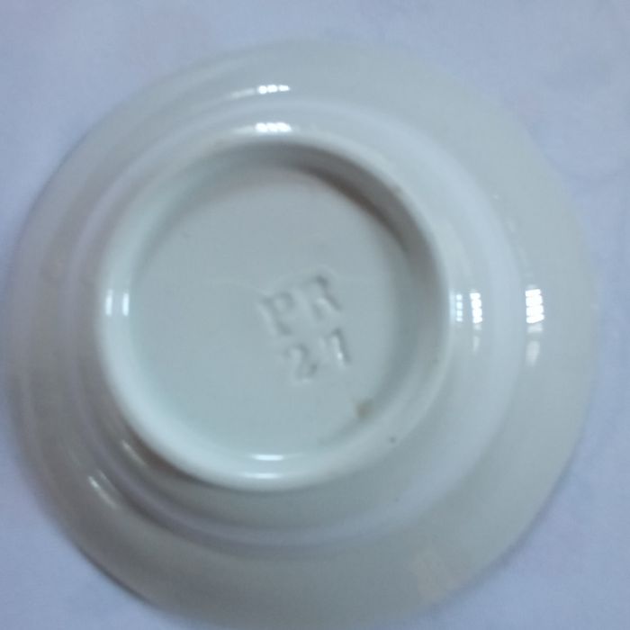 Conjunto de serviço de café  e conjunto de serviço  de jantar com 22 peças , ambos em porcelana,para brincar