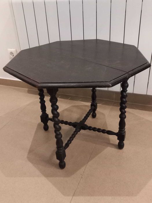 Mesa baixa de madeira maciça – estilo clássico (excelente estado)